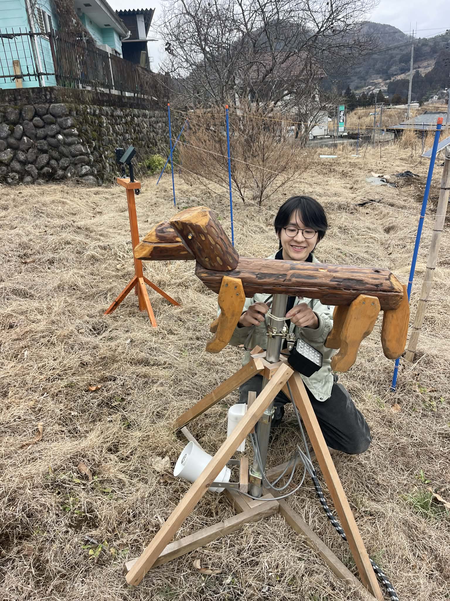 動物よけオブジェを畑に設置している様子